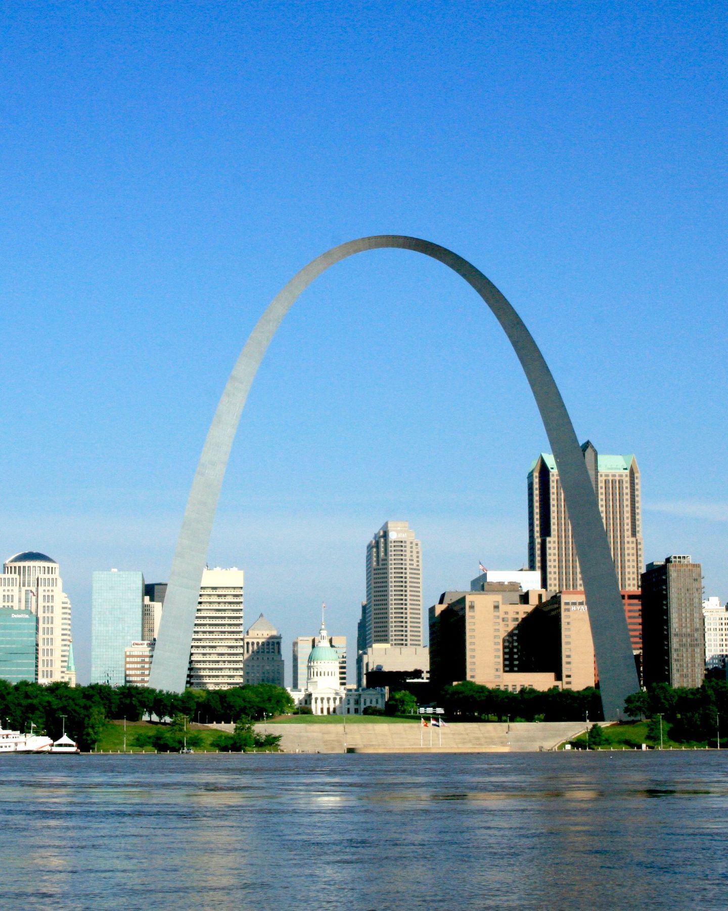 The Gateway Arch and the downtown St. Louis skyline seen across the Mississippi River on a clear day